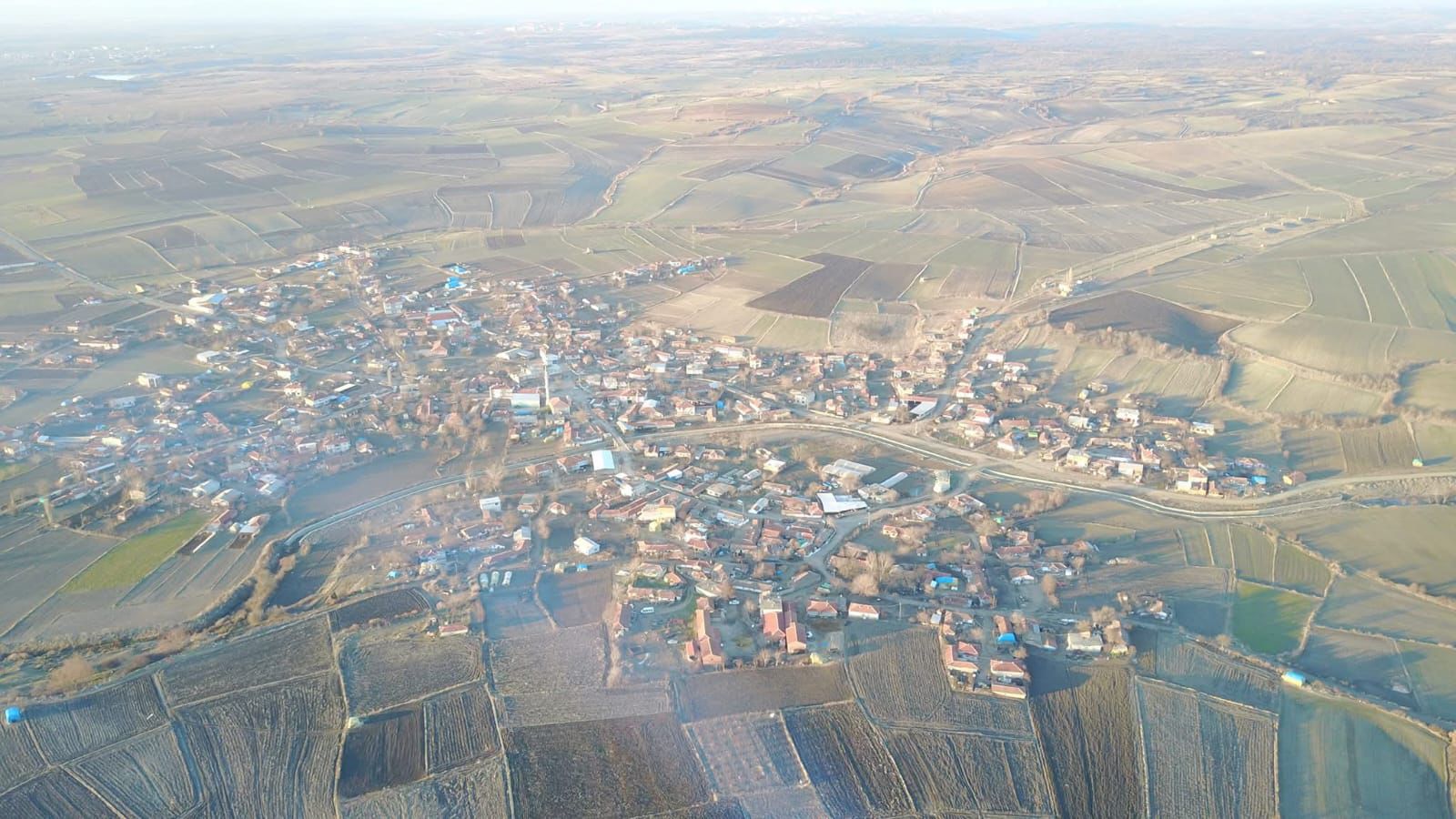 Panoramablick auf Dereköy mit Hügeln, Feldern und Dorfhäusern